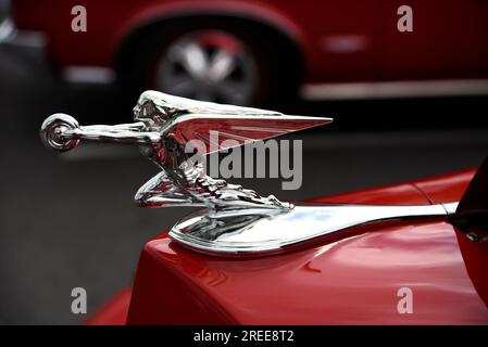 Un ornement de capot chromé vintage Goddess of Speed sur une automobile Packard de 1937 exposée lors d'un salon automobile personnalisé à Abingdon, Virginie. Banque D'Images