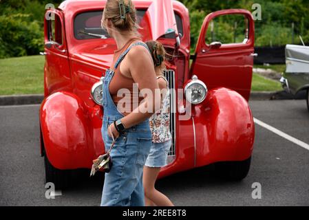 Les visiteurs d'un salon américain de voitures anciennes et personnalisées passent devant une automobile Packard personnalisée de 1937 Banque D'Images