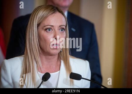 Le Premier ministre italien Giorgia Meloni prononce une allocution lors d'une réunion avec le président de la Chambre des représentants des États-Unis Kevin McCarthy (républicain de Californie) au Capitole des États-Unis à Washington, DC, jeudi 27 juillet 2023. Crédit : Rod Lamkey/CNP/MediaPunch Banque D'Images