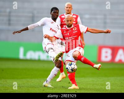 Kalmar, Suède. 27 juillet 2023. Yusuf Otubanjo (G) de Pyunik et Robert Gojani de Kalmar en action lors de l'UEFA Europa Conference League, deuxième tour de qualification, première manche, entre Kalmar FF et FC Pyunik à Kalmar Arena (Guldfågeln Arena) à Kalmar, Suède le 27 juillet 2023. Photo : Patric Soderstrom/TT/Kod 10760 crédit : TT News Agency/Alamy Live News Banque D'Images