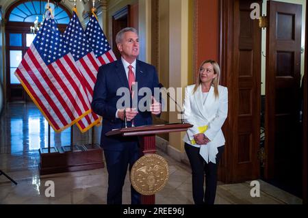 Le président de la Chambre des représentants des États-Unis Kevin McCarthy (républicain de Californie) prononce une allocution et présente le Premier ministre italien Giorgia Meloni au Capitole des États-Unis à Washington, DC, jeudi 27 juillet 2023. Crédit : Rod Lamkey/CNP/MediaPunch Banque D'Images