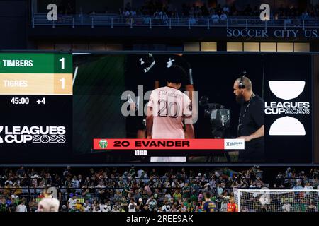 Portland, États-Unis. 26 juillet 2023. Evander de Portland reçoit un carton rouge. Les Tigres UANL de LIGA MX battent les Portland Timbers de la LS 2-1 à Providence Park à Portland, Oregon, le 26 juillet 2023, lors de la première coupe des ligues. Cette compétition entre Major League Soccer et LIGA MX est la première compétition de football inter-ligue sanctionnée. (Photo de John Rudoff/Sipa USA) crédit : SIPA USA/Alamy Live News Banque D'Images