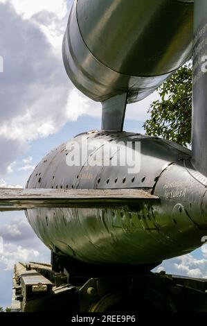 Bombe volante V-1 à l'Imperial War Museum, Duxford, Cambridge, Royaume-Uni. Réplique Fieseler Fi103 missile de croisière de la Seconde Guerre mondiale sur rampe sur écran externe Banque D'Images