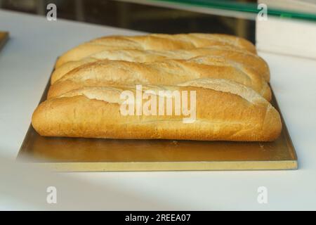 Baguettes françaises traditionnelles exposées dans une boulangerie. Banque D'Images