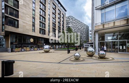 Balle d'acier devant les Winter Gardens à St Paul's place, Sheffield, Yorkshire, Royaume-Uni prise le 24 juillet 2023 Banque D'Images