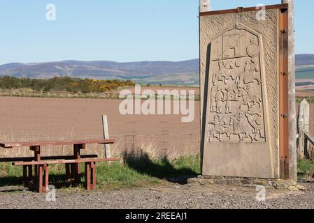 Reproduction de la sculpture de vue arrière de l'Aberlemno Kirkyard Cross Pictish Slab Stone, Aberlemno, Angus, Écosse. Banque D'Images