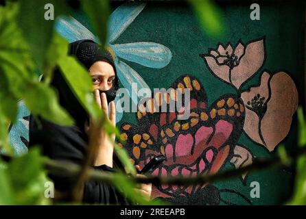 Srinagar, Inde. 27 juillet 2023. 27 juillet 2023, Srinagar Cachemire, Inde : Une femme musulmane cachemirienne regarde une procession de Muharram le huitième jour d'Ashura à Srinagar. Le gouvernement de l'État a autorisé la procession de Muharram par son itinéraire traditionnel pour la première fois depuis trois décennies. Le 27 juillet 2023 à Srinagar Cachemire, Inde. (Photo de Firdous Nazir/Eyepix Group) crédit : EYEPIX Group/Alamy Live News Banque D'Images