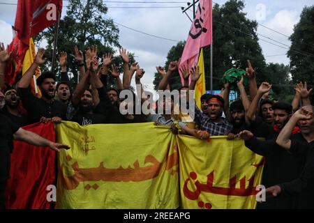 Srinagar, Inde. 27 juillet 2023. 27 juillet 2023, Srinagar Cachemire, Inde : des musulmans chiites cachemiris pleurent des slogans islamiques lors d'une procession de Muharram le huitième jour d'Ashura à Srinagar. Le gouvernement de l'État a autorisé la procession de Muharram par son itinéraire traditionnel pour la première fois depuis trois décennies. Le 27 juillet 2023 à Srinagar Cachemire, Inde. (Photo de Firdous Nazir/Eyepix Group) crédit : EYEPIX Group/Alamy Live News Banque D'Images