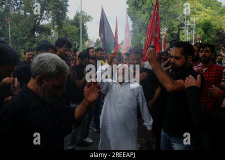 Srinagar, Inde. 27 juillet 2023. 27 juillet 2023, Srinagar Cachemire, Inde : des musulmans chiites cachemiris prennent part à une procession de Muharram le huitième jour de l'Ashura à Srinagar. Le gouvernement de l'État a autorisé la procession de Muharram par son itinéraire traditionnel pour la première fois depuis trois décennies. Le 27 juillet 2023 à Srinagar Cachemire, Inde. (Photo de Firdous Nazir/Eyepix Group) crédit : EYEPIX Group/Alamy Live News Banque D'Images