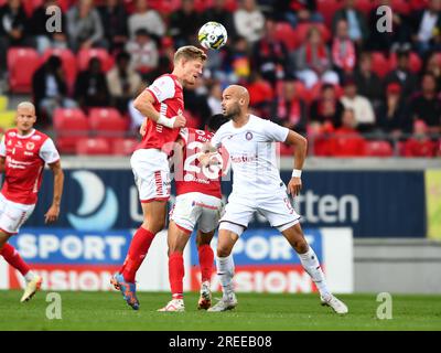 Kalmar, Suède. 27 juillet 2023. Lars Saetra (L) de Kalmar et Luka Juricic de Pyunik en action lors de l'UEFA Europa Conference League, deuxième tour de qualification, première manche, entre Kalmar FF et FC Pyunik à Kalmar Arena (Guldfågeln Arena) à Kalmar, Suède le 27 juillet 2023. Photo : Patric Soderstrom/TT/Kod 10760 crédit : TT News Agency/Alamy Live News Banque D'Images