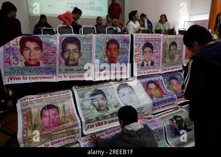 Mexico, Mexique. 26 juillet 2023. 26 juillet 2023, Mexico, Mexique: Les parents et les proches des 43 élèves de la Normal de Ayotzinapa, victimes de disparitions forcées, exigent que le gouvernement mexicain ne fasse pas obstacle à l’enquête sur l’affaire Iguala, lors d’une conférence de presse au Centre Agustin Pro pour les droits de l’homme de Mexico. Le 26 juillet 2023 à Mexico, Mexique (photo de Luis Barron/Eyepix Group). Crédit : EYEPIX Group/Alamy Live News Banque D'Images