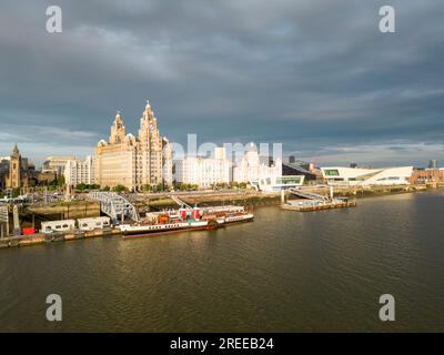 Le bateau à vapeur MS Waverley amarré devant le Liver Building, Pier Head, Liverpool, Angleterre Banque D'Images