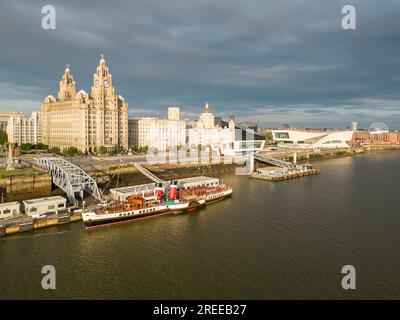 Le bateau à vapeur MS Waverley était amarré près du Liver Building, Pier Head, Liverpool, Angleterre Banque D'Images