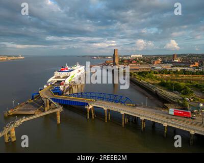 Déchargement du ferry Stena Line au terminal 12 Quays, Birkenhead, Wirral, Angleterre Banque D'Images