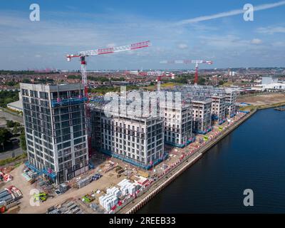 Appartements en bord de mer Millers Quay en construction en juillet 2023 à Birkenhead Docks, Wirral Waters, Merseyside, Angleterre Banque D'Images