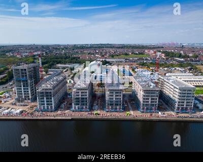 Appartements en bord de mer Millers Quay en construction en juillet 2023 à Birkenhead Docks, Wirral Waters, Merseyside, Angleterre Banque D'Images