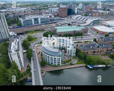 Vue aérienne de Clearwater court, Thames Water Headquarters, Reading, Berkshire, Angleterre Banque D'Images