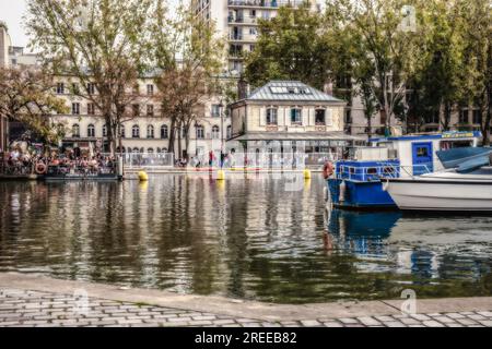 Paris, France, 29 octobre 2022, vue d'une scène urbaine par le bassin de la Villette Banque D'Images