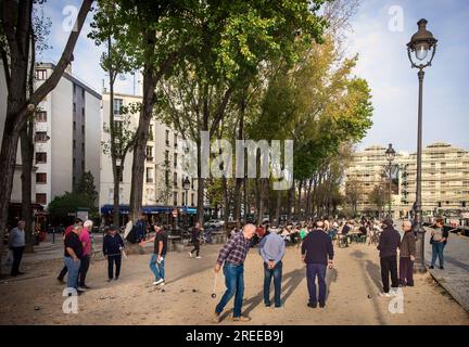 Paris, France, le 29 octobre 2022, joueurs de pétanque par le bassin de la Villette dans le 10ème arrondissement de la capitale Banque D'Images