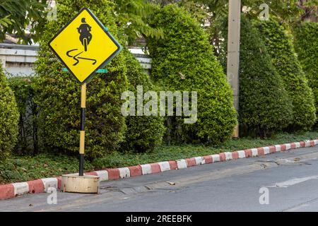 Un panneau de signalisation indiquant une chaussée glissante Banque D'Images