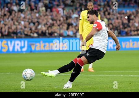 ROTTERDAM - Alireza Jahanbakhsh de Feyenoord marque un penalty lors du match amical entre Feyenoord et Villareal CF au Feyenoord Stadion de Kuip le 27 juillet 2023 à Rotterdam, pays-Bas. ANP GERRIT VAN COLOGNE Banque D'Images