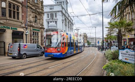 Départ du tramway devant la cathédrale de Sheffiedl sur Church Street à Sheffield, South Yorkshire, Royaume-Uni, le 24 juillet 2023 Banque D'Images