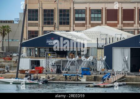 Barcelone, Espagne. 26 juillet 2023. Le pavillon nautique de l'équipe NYYC American Magic est installé dans le port de Barcelone. Les installations de la compétition de voile American Cup Barcelona commencent à être visibles dans le port de Barcelone. Certaines des bases nautiques des équipes qui participeront au sport de compétition de voile le plus important arborent déjà les drapeaux de leur pays. Certaines équipes s’entraînent même déjà dans les eaux du port de Barcelone. (Photo de Paco Freire/SOPA Images/Sipa USA) crédit : SIPA USA/Alamy Live News Banque D'Images