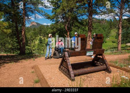 Le Staunton State Park du Colorado offre un programme de chaise de piste qui permet aux personnes handicapées d'utiliser les sentiers de randonnée dans cette partie des montagnes Rocheuses. Banque D'Images