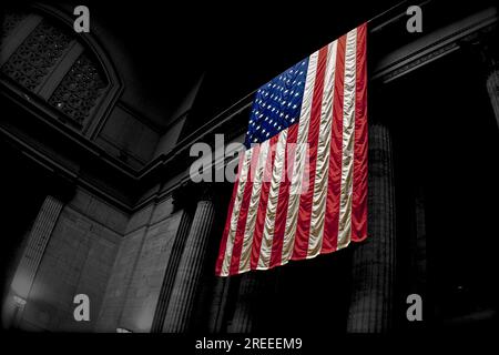 Drapeau américain accroché dans un grand bâtiment. Banque D'Images