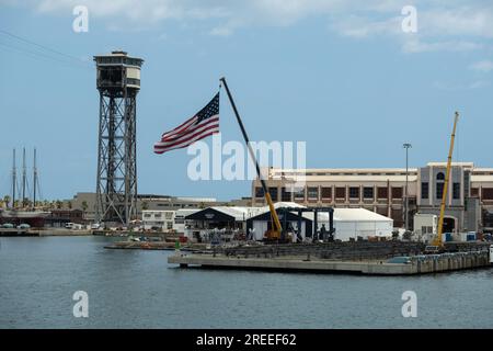 Barcelone, Espagne. 26 juillet 2023. Le pavillon nautique de l'équipe NYYC American Magic est installé dans le port de Barcelone. Les installations de la compétition de voile American Cup Barcelona commencent à être visibles dans le port de Barcelone. Certaines des bases nautiques des équipes qui participeront au sport de compétition de voile le plus important arborent déjà les drapeaux de leur pays. Certaines équipes s’entraînent même déjà dans les eaux du port de Barcelone. (Photo de Paco Freire/SOPA Images/Sipa USA) crédit : SIPA USA/Alamy Live News Banque D'Images