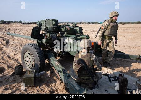 Divychky, Ukraine. 26 octobre 2021. Des militaires ukrainiens sont assis près du canon antichar MT-12 Rapier lors d'exercices au champ de tir de l'artillerie près du village de Divychky, dans la région de Kiev. (Photo James McGill/SOPA Images/Sipa USA) crédit : SIPA USA/Alamy Live News Banque D'Images