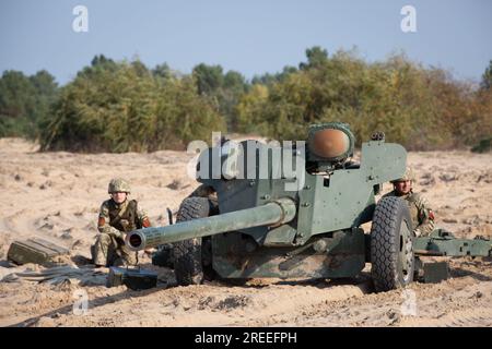 Divychky, Ukraine. 26 octobre 2021. Des militaires ukrainiens sont assis près du canon antichar MT-12 Rapier lors d'exercices au champ de tir de l'artillerie près du village de Divychky, dans la région de Kiev. (Photo James McGill/SOPA Images/Sipa USA) crédit : SIPA USA/Alamy Live News Banque D'Images