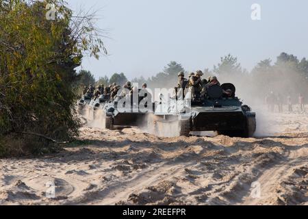 Divychky, Ukraine. 26 octobre 2021. Des militaires ukrainiens montent sur des véhicules blindés de transport de troupes au champ de tir de l'artillerie près du village de Divychky, dans la région de Kiev. (Photo James McGill/SOPA Images/Sipa USA) crédit : SIPA USA/Alamy Live News Banque D'Images