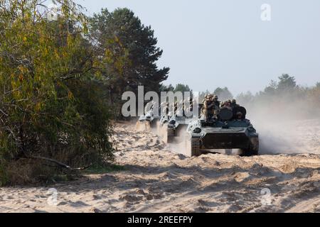 Divychky, Ukraine. 26 octobre 2021. Des militaires ukrainiens montent sur des véhicules blindés de transport de troupes au champ de tir de l'artillerie près du village de Divychky, dans la région de Kiev. (Photo James McGill/SOPA Images/Sipa USA) crédit : SIPA USA/Alamy Live News Banque D'Images