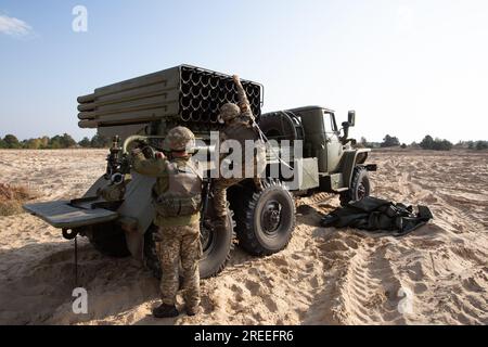 Divychky, Ukraine. 26 octobre 2021. Les soldats se préparent à tirer un système de lancement de roquettes BM-21 Grad au cours d'exercices au champ de tir de l'artillerie près du village de Divychky, dans la région de Kiev. (Photo James McGill/SOPA Images/Sipa USA) crédit : SIPA USA/Alamy Live News Banque D'Images