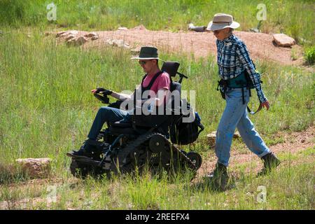 Le Staunton State Park du Colorado offre un programme de chaise de piste qui permet aux personnes handicapées d'utiliser les sentiers de randonnée dans cette partie des montagnes Rocheuses. Banque D'Images