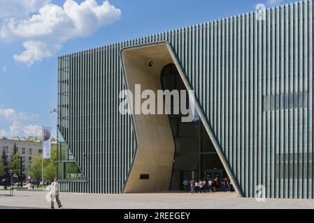 VARSOVIE, POLOGNE - 14 MAI 2022 : vue extérieure au Musée POLIN de l'histoire des Juifs polonais. Banque D'Images