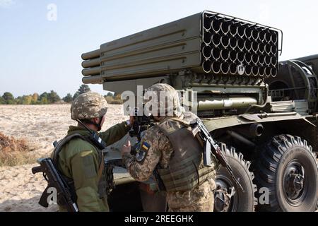 Divychky, Ukraine. 26 octobre 2021. Les soldats se préparent à tirer un système de lancement de roquettes BM-21 Grad au cours d'exercices au champ de tir de l'artillerie près du village de Divychky, dans la région de Kiev. (Photo James McGill/SOPA Images/Sipa USA) crédit : SIPA USA/Alamy Live News Banque D'Images