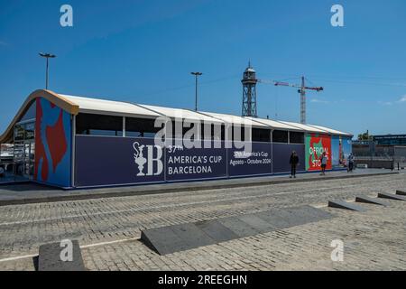 Barcelone, Espagne. 26 juillet 2023. Le drapeau du magasin officiel de l'America's Cup Barcelona est vu installé dans le port de Barcelone. Les installations de la compétition de voile American Cup Barcelona commencent à être visibles dans le port de Barcelone. Certaines des bases nautiques des équipes qui participeront au sport de compétition de voile le plus important arborent déjà les drapeaux de leur pays. Certaines équipes s’entraînent même déjà dans les eaux du port de Barcelone. (Photo de Paco Freire/SOPA Images/Sipa USA) crédit : SIPA USA/Alamy Live News Banque D'Images