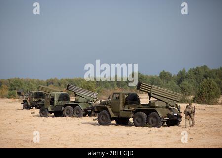 Divychky, Ukraine. 26 octobre 2021. Un lanceur lance-roquettes BM-21 Grad pendant des exercices au champ de tir de l'artillerie près du village de Divychky, région de Kiev. (Photo James McGill/SOPA Images/Sipa USA) crédit : SIPA USA/Alamy Live News Banque D'Images