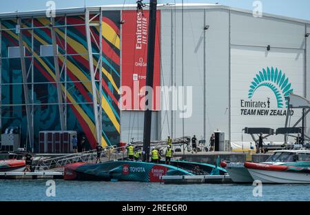 Barcelone, Espagne. 26 juillet 2023. Le drapeau de l'équipe Emirates Team New Zealand vu dans le port de Barcelone. Les installations de la compétition de voile American Cup Barcelona commencent à être visibles dans le port de Barcelone. Certaines des bases nautiques des équipes qui participeront au sport de compétition de voile le plus important arborent déjà les drapeaux de leur pays. Certaines équipes s’entraînent même déjà dans les eaux du port de Barcelone. (Photo de Paco Freire/SOPA Images/Sipa USA) crédit : SIPA USA/Alamy Live News Banque D'Images