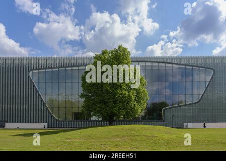 VARSOVIE, POLOGNE - 14 MAI 2022 : vue extérieure au Musée POLIN de l'histoire des Juifs polonais. Banque D'Images