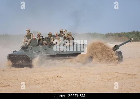 Divychky, Ukraine. 26 octobre 2021. Des militaires ukrainiens montent sur des véhicules blindés de transport de troupes au champ de tir de l'artillerie près du village de Divychky, dans la région de Kiev. (Photo James McGill/SOPA Images/Sipa USA) crédit : SIPA USA/Alamy Live News Banque D'Images