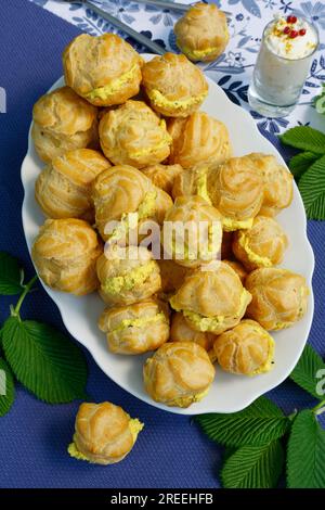 Cuisine souabe, mini choux à la crème garnis de fromage à la crème de chèvre, écheveaux au fromage à la crème, profiterole disposée sur un plateau de service, sablés, four Banque D'Images