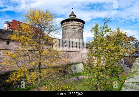 Frauentorturm, muraille de la vieille ville au Handwerkerhof, en automne, Nuremberg, moyenne-Franconie, Bavière, Allemagne Banque D'Images