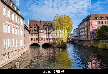 Heilig-Geist-Spital et la rivière Pegnitz, en automne, vieille ville, Nuremberg, moyenne Franconie, Bavière, Allemagne Banque D'Images