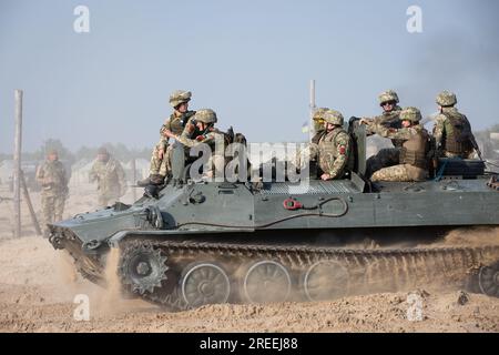 Divychky, Ukraine. 26 octobre 2021. Des militaires ukrainiens montent sur des véhicules blindés de transport de troupes au champ de tir de l'artillerie près du village de Divychky, dans la région de Kiev. (Photo James McGill/SOPA Images/Sipa USA) crédit : SIPA USA/Alamy Live News Banque D'Images