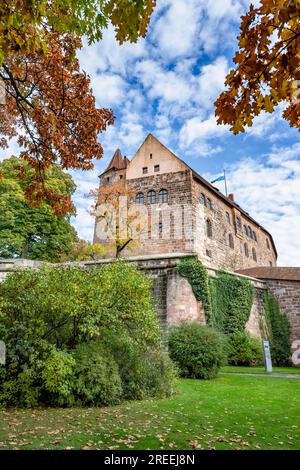 Bâtiment principal du Kaiserburg, vu du jardin du château, en automne, Nuremberg, moyenne Franconie, Bavière, Allemagne Banque D'Images