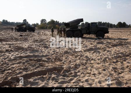 Divychky, Ukraine. 26 octobre 2021. Un lanceur lance-roquettes BM-21 Grad pendant des exercices au champ de tir de l'artillerie près du village de Divychky, région de Kiev. (Photo James McGill/SOPA Images/Sipa USA) crédit : SIPA USA/Alamy Live News Banque D'Images