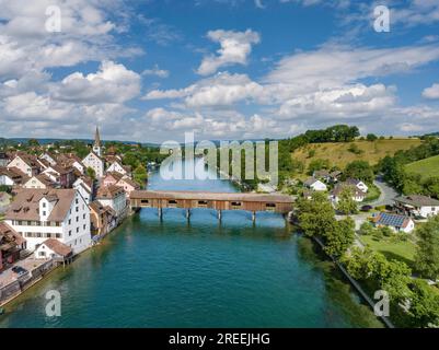 Vue aérienne de Diessenhofen avec le pont historique en bois sur le Rhin, Canton de Thurgovie, Suisse Banque D'Images